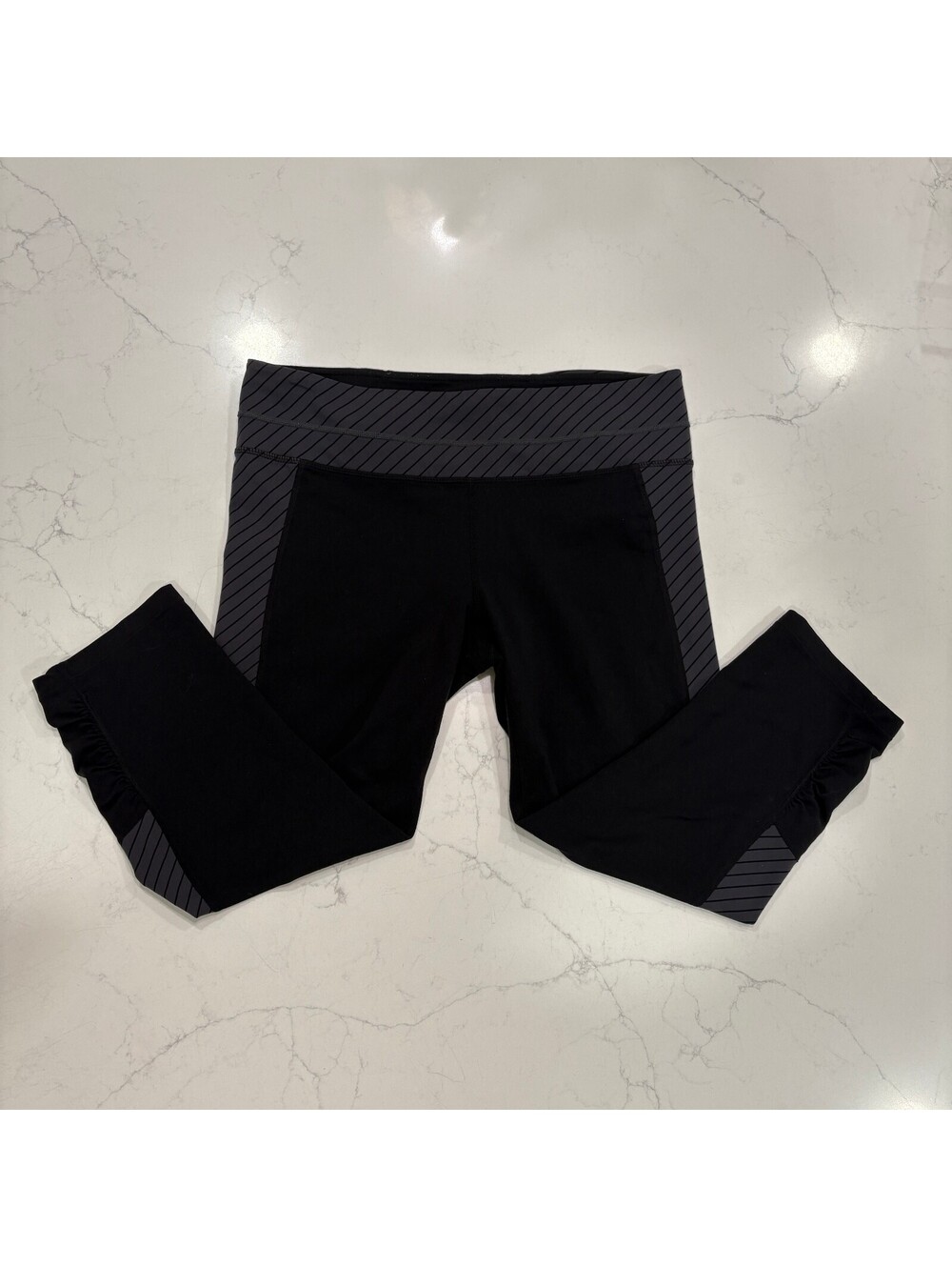 Athleta Chaturanga Capri Leggings Black Gray Striped Women's Size Large